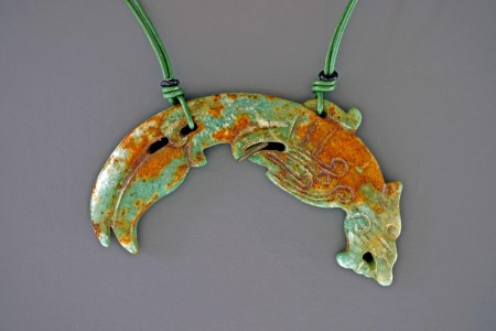 Dragon stylisé en JADE sur cuir doule
